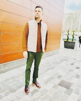 Comment porter une veste sans manches matelassée blanche
