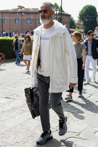Comment porter un imperméable blanc au printemps