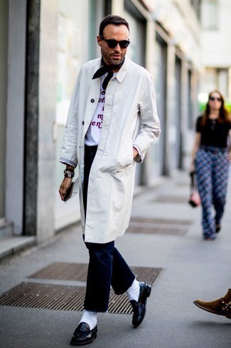 Comment porter un imperméable blanc au printemps