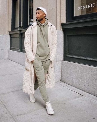 Comment porter un imperméable blanc au printemps
