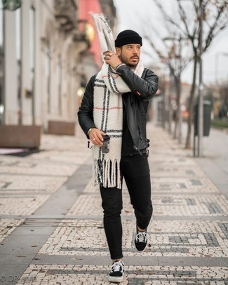 Comment porter une écharpe blanche pour un style decontractés quand il fait chaud