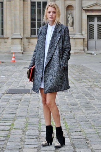 Comment porter une robe chemise blanche avec un manteau gris