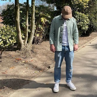 Comment porter des chaussures blanches avec un jean bleu clair