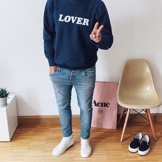 Comment porter des chaussures blanches avec un jean bleu clair
