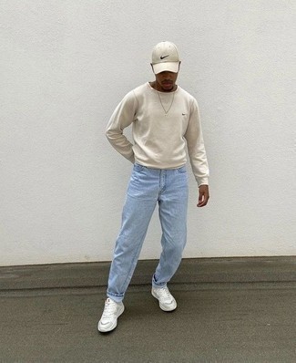 Comment porter des chaussures blanches avec un jean bleu clair