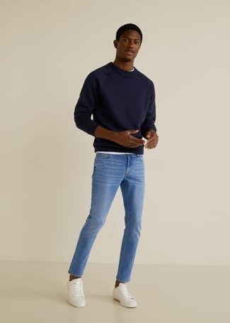 Comment porter des chaussures blanches avec un jean bleu clair