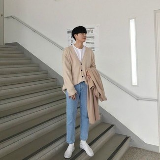 Comment porter des chaussures blanches avec un jean bleu clair