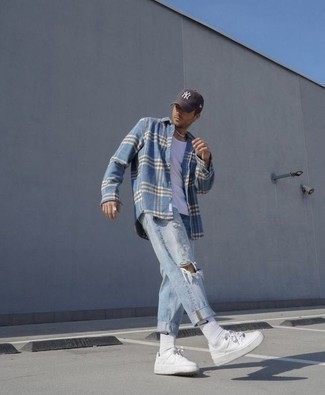 Comment porter des chaussures blanches avec un jean bleu clair