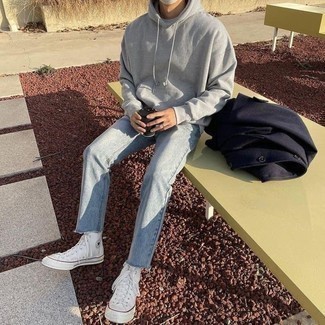 Comment porter des chaussures blanches avec un jean bleu clair