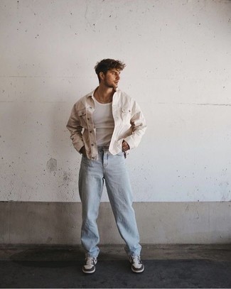 Comment porter des chaussures blanches avec un jean bleu clair