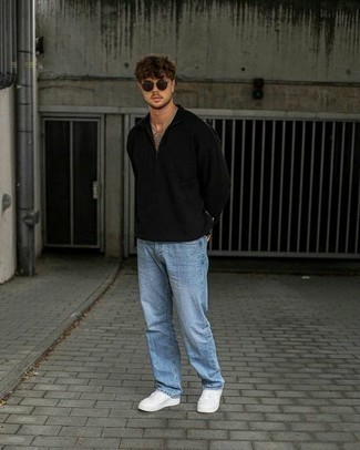 Comment porter des chaussures blanches avec un jean bleu clair