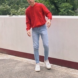Comment porter des chaussures blanches avec un jean bleu clair