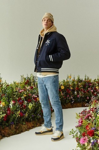Comment porter des chaussures blanches avec un jean bleu clair