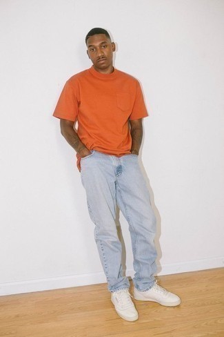Comment porter des chaussures blanches avec un jean bleu clair quand il fait très chaud