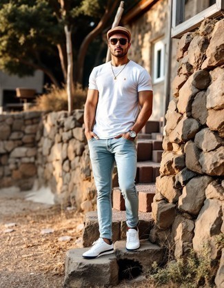 Comment porter des chaussures blanches avec un jean bleu clair