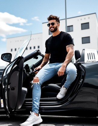 Comment porter des chaussures blanches avec un jean bleu clair