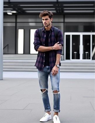Comment porter des chaussures blanches avec un jean bleu clair