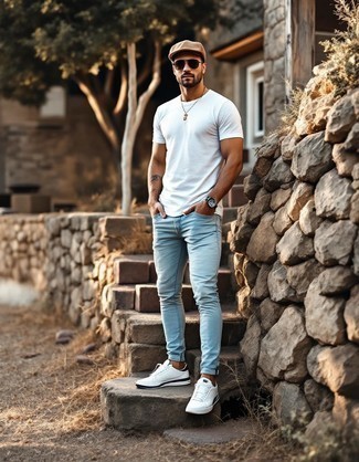Comment porter des chaussures blanches avec un jean bleu clair