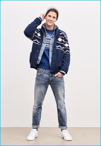 Comment porter des chaussures blanches avec un jean bleu clair