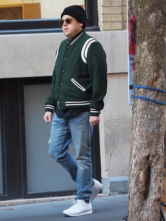 Comment porter des chaussures blanches avec un jean bleu clair