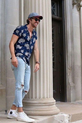 Comment porter des chaussures blanches avec un jean bleu clair