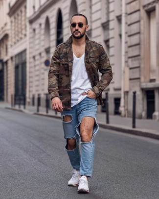 Comment porter des chaussures blanches avec un jean bleu clair