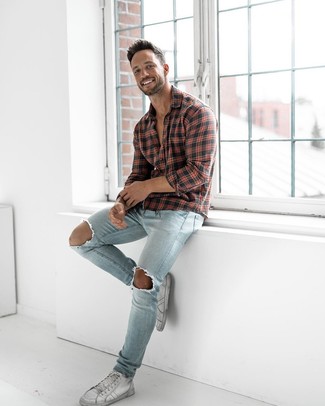 Comment porter des chaussures blanches avec un jean bleu clair
