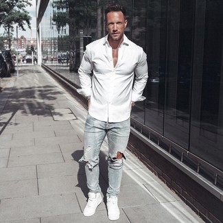 Comment porter des chaussures blanches avec un jean bleu clair