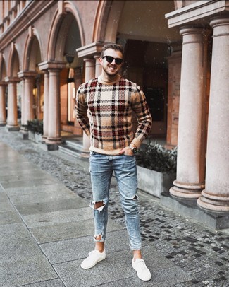 Comment porter des chaussures blanches avec un jean bleu clair