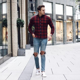Comment porter des chaussures blanches avec un jean bleu clair