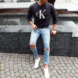 Comment porter des chaussures blanches avec un jean bleu clair