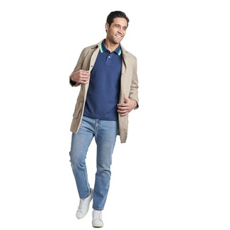 Comment porter des chaussures blanches avec un jean bleu clair