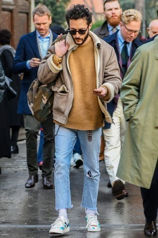 Comment porter des chaussures blanches avec un jean bleu clair