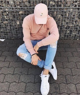 Comment porter des chaussures blanches avec un jean bleu clair