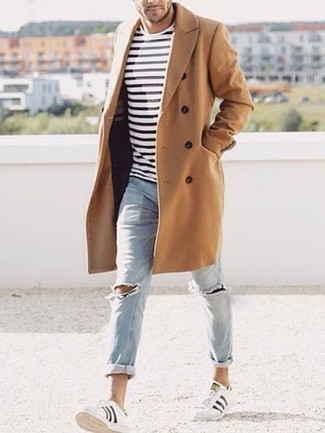 Comment porter des chaussures blanches avec un jean bleu clair
