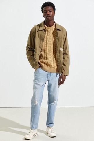 Comment porter des chaussures blanches avec un jean bleu clair