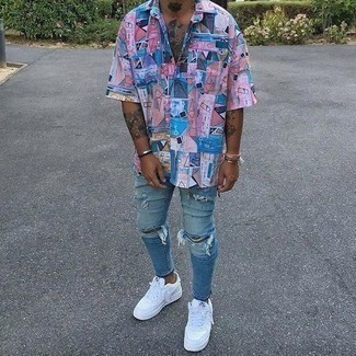 Comment porter des chaussures blanches avec un jean bleu clair