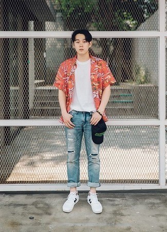 Comment porter des chaussures blanches avec un jean bleu clair