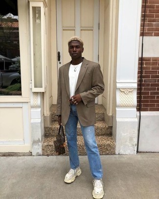 Comment porter des chaussures blanches avec un jean bleu clair