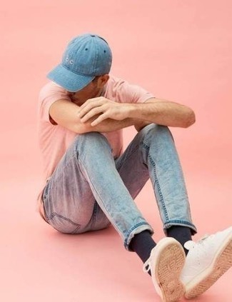 Comment porter des chaussures blanches avec un jean bleu clair