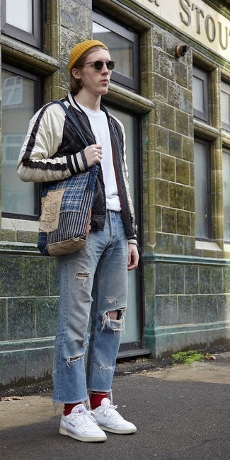Comment porter des chaussures blanches avec un jean bleu clair