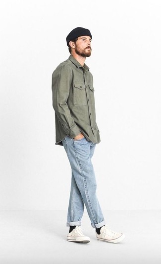 Comment porter des chaussures blanches avec un jean bleu clair