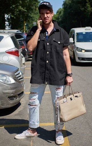 Comment porter des chaussures blanches avec un jean bleu clair
