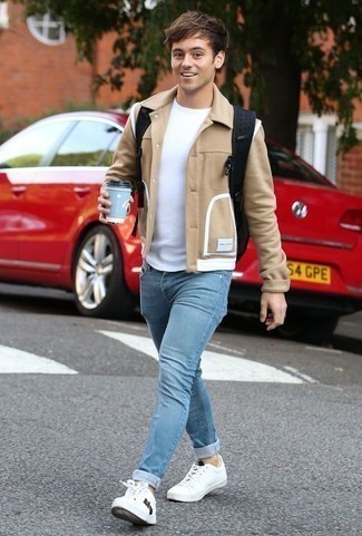 Comment porter des chaussures blanches avec un jean bleu clair