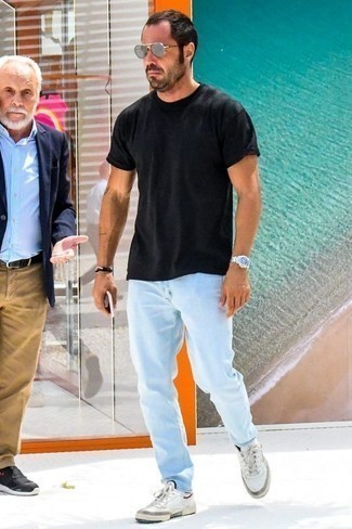 Comment porter des chaussures blanches avec un jean bleu clair quand il fait très chaud