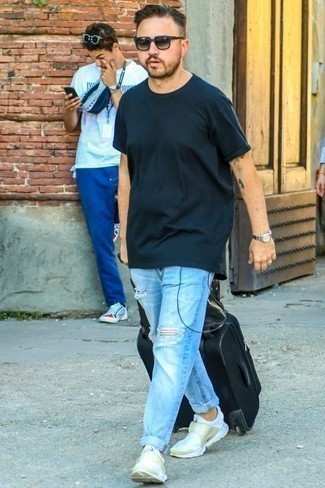 Comment porter des chaussures blanches avec un jean bleu clair