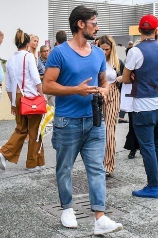 Comment porter des chaussures blanches avec un jean bleu clair