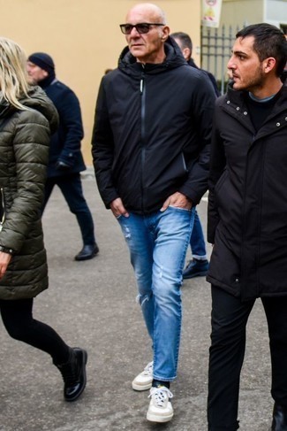 Comment porter des chaussures blanches avec un jean bleu clair