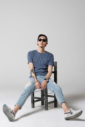 Comment porter des chaussures blanches avec un jean bleu clair
