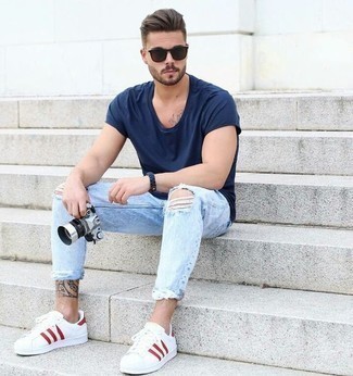 Comment porter des chaussures blanches avec un jean bleu clair